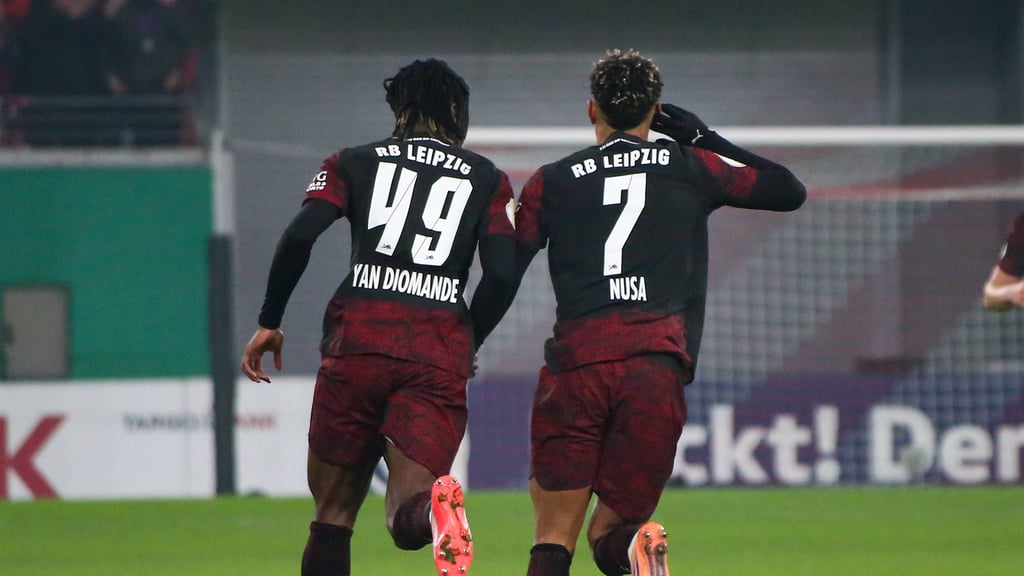 Gegen Freiburg wieder gemeinsam auf dem Feld? Yan Diomande (l.) und Antonio Nusa: