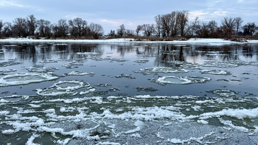 Ein winterliches Eisschollenspektakel gibt es an der Elbe bei Dessau. 