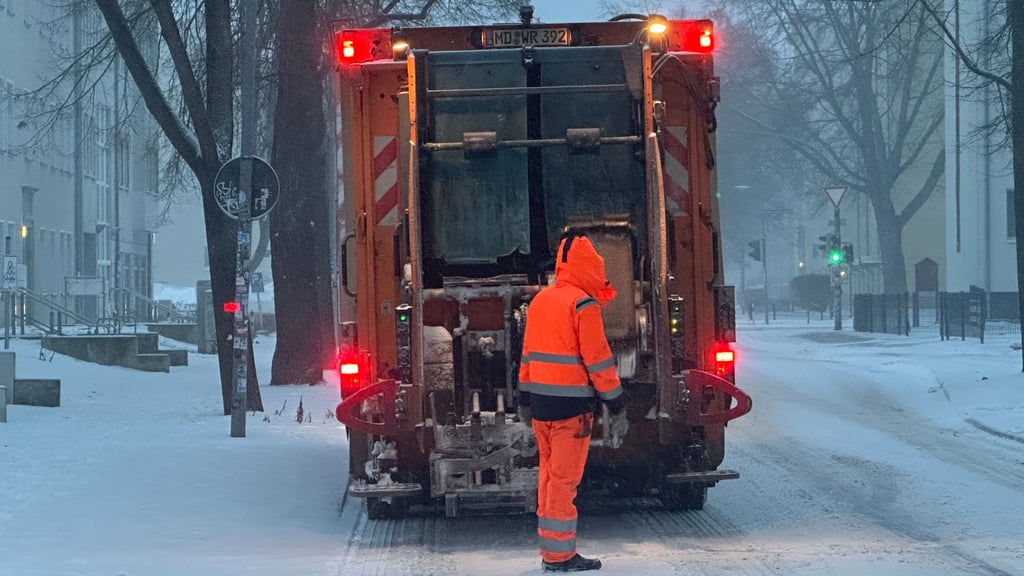 Am Freitag, 9. Januar 2026, war die Müllabfuhr noch im Einsatz. 