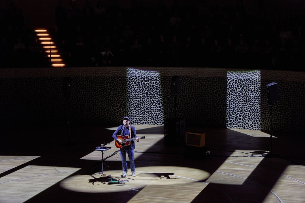 In der Elbphilharmonie wurde Thees Uhlmann von seinen Fans auf einer Reise durch seine Musikkarriere begleiten.