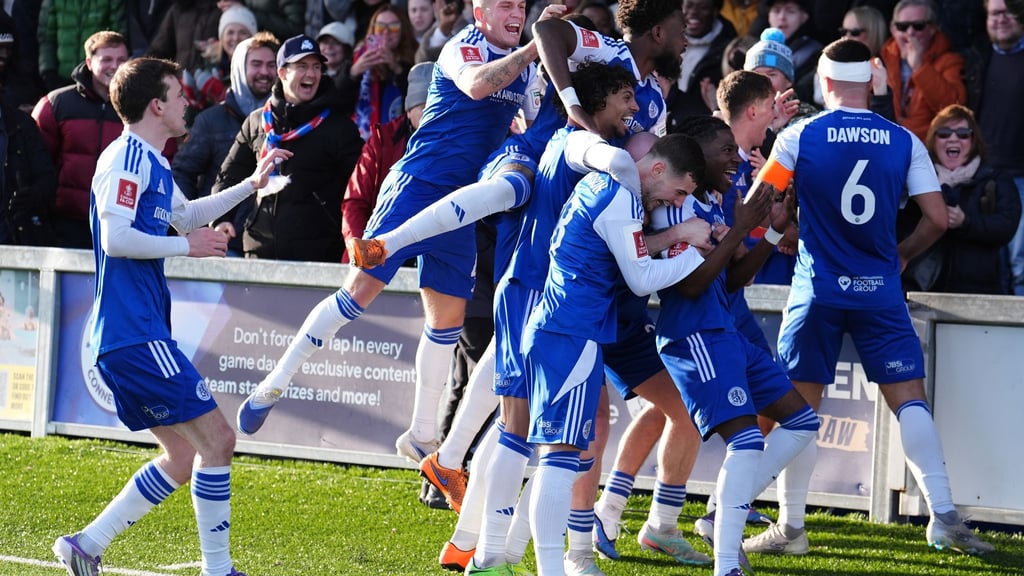 Die Spieler von Macclesfield Town feiern die Pokalsensation gegen Crystal Palace.
