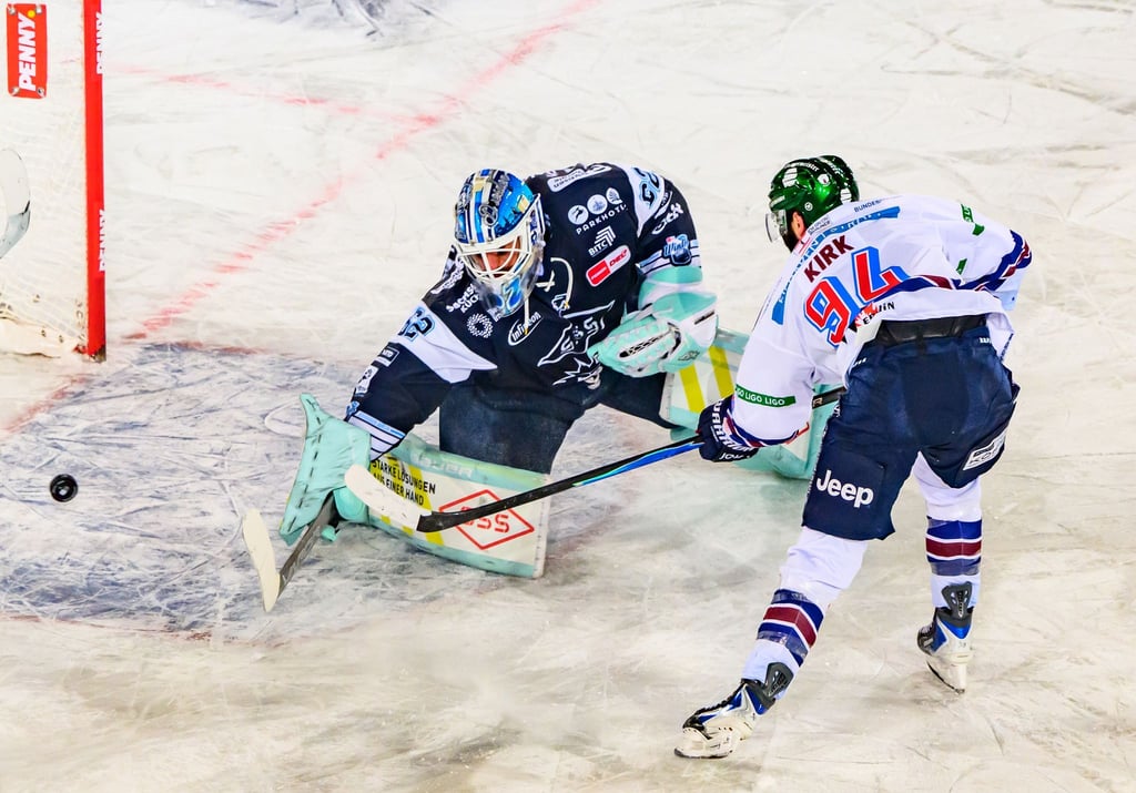 Liam Kirk erzielt den Siegtreffer der Eisbären Berlin gegen die Dresdner Eislöwen.