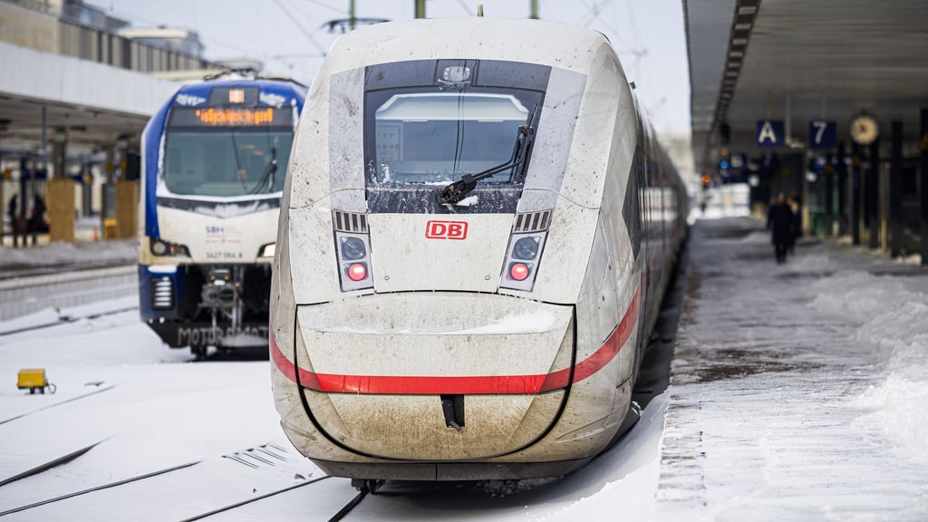Der Bahnverkehr in Niedersachsen läuft nach dem Wetterchaos mit Einschränkungen wieder an.