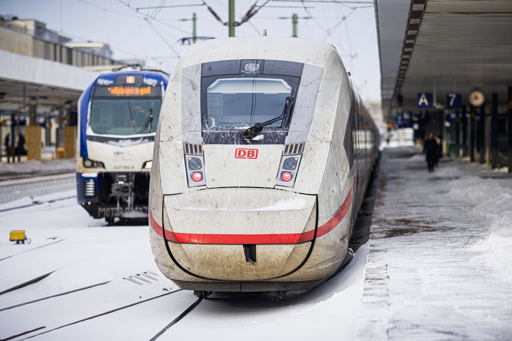 Der Bahnverkehr in Niedersachsen läuft nach dem Wetterchaos mit Einschränkungen wieder an.