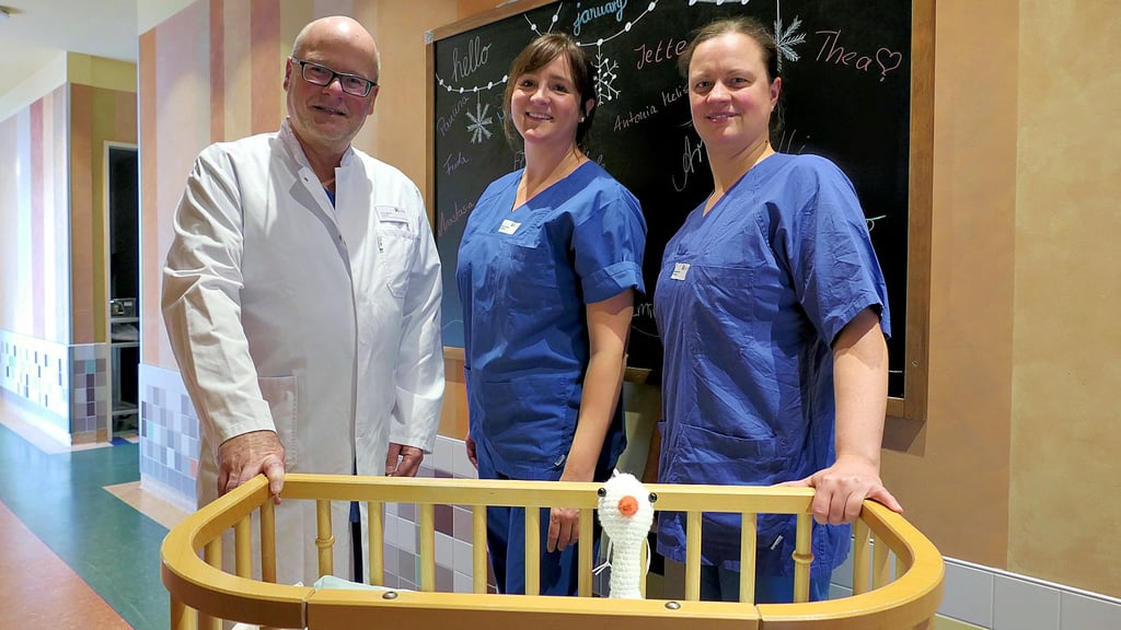 Chefarzt Kurt Müller und die Hebammen Bianca Csehi und Diana Moritz (r.) hoffen, dass sie 2026 mindestens so viel zu tun haben wie im Vorjahr.