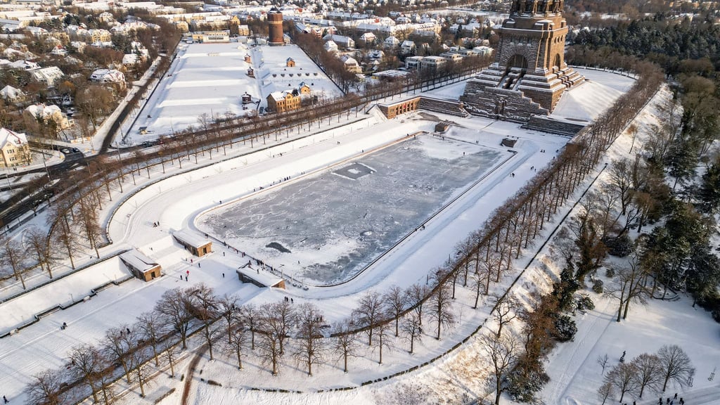 Winterwetter hat Sachsen fest im Griff - hohe Glatteisgefahr zum Wochenstart.