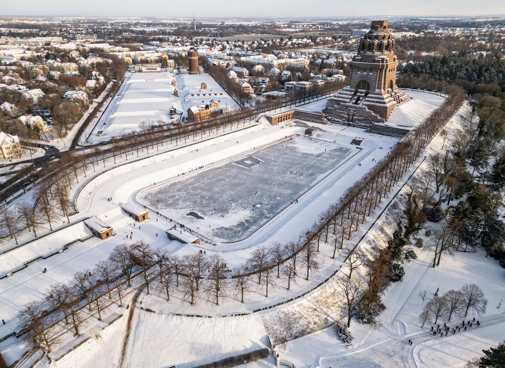 Winterwetter hat Sachsen fest im Griff - hohe Glatteisgefahr zum Wochenstart.