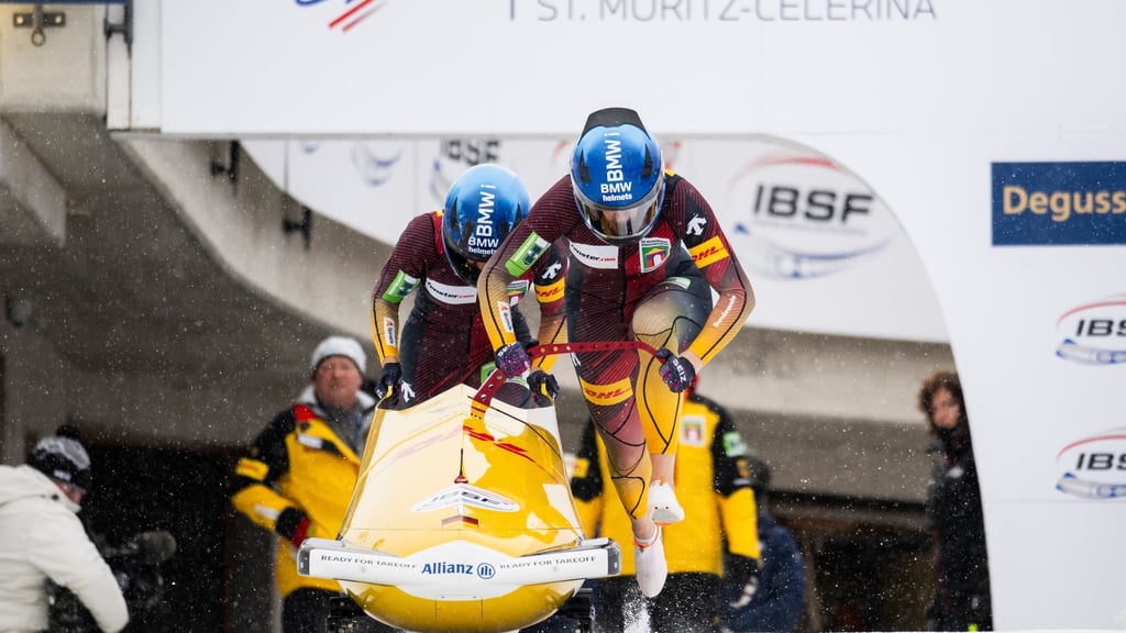 Laura Nolte (r) und Anschieberin Leonie Kluwig holen bei der Zweierbob-EM Silber. Im Weltcup reicht es für Platz drei.