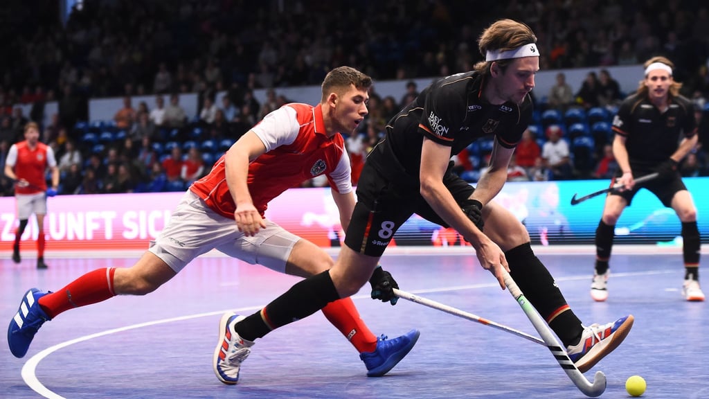 Kapitän Anton Boeckel (r.) hat mit den Hockey-Herren die Titelverteidigung bei der Heim-EM verpasst. (Archivbild)
