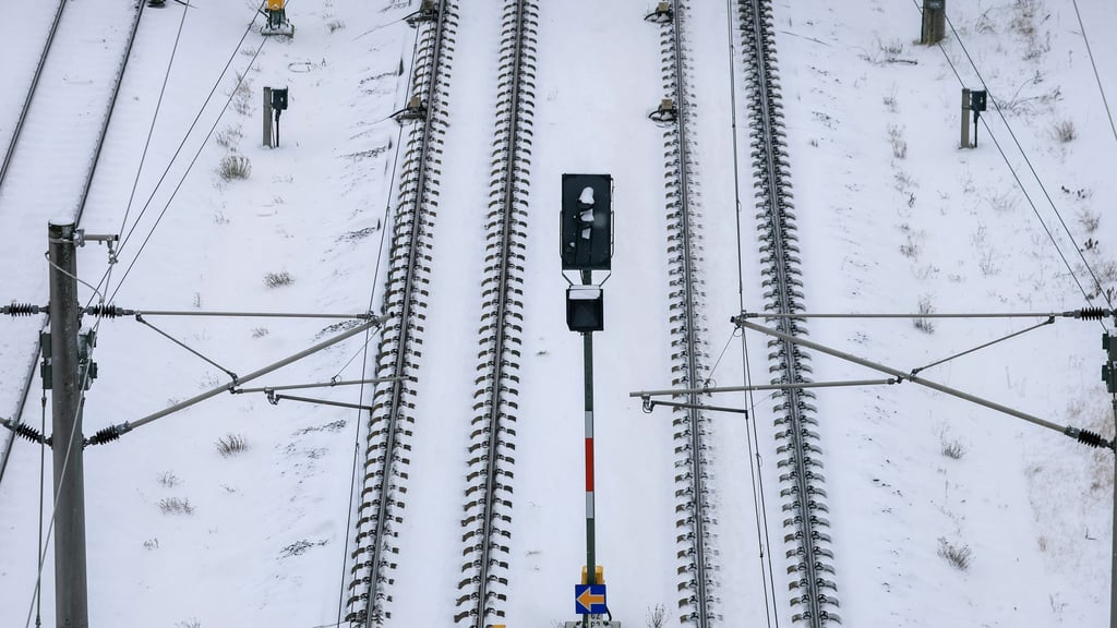 Das Winterwetter sorgt weiter für Ausfälle auf den Schienen. (Symbolbild)