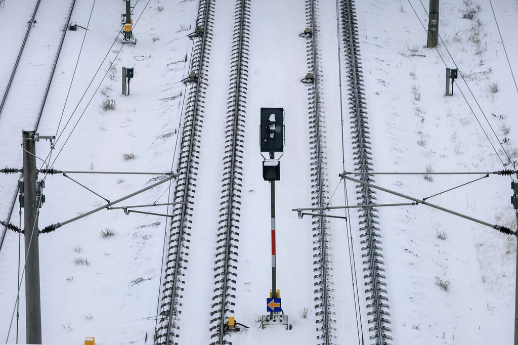 Das Winterwetter sorgt weiter für Ausfälle auf den Schienen. (Symbolbild)