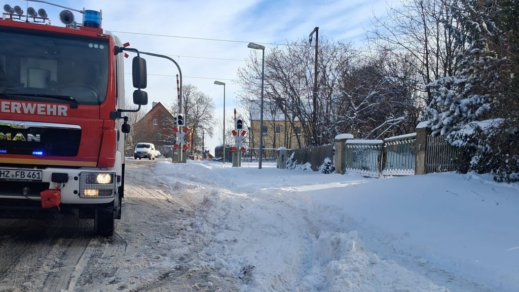 Das Foto zeigt die Fahrspuren des Autofahrers, der beim Versuch, die Einsatzstelle in der Michaelsteiner Straße in Blankenburg zu umfahren, einen Feuerwehrmann angefahren und verletzt hat und anschließend laut Polizei Unfallflucht beging. 