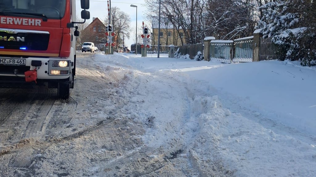 Das Foto zeigt die Fahrspuren des Autofahrers, der beim Versuch, die Einsatzstelle in der Michaelsteiner Straße in Blankenburg zu umfahren, einen Feuerwehrmann angefahren und verletzt hat und anschließend laut Polizei Unfallflucht beging. 