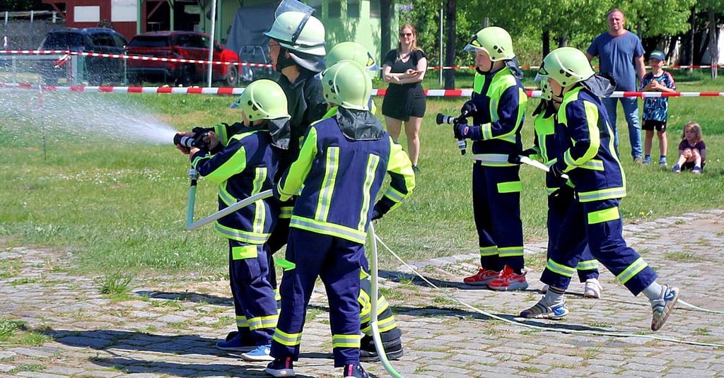 Beim Tag der offenen Tür  der Feuerwehr Stendal zeigten die Nachwuchskräfte der Kinderfeuerwehr, was sie schon alles gelernt haben.