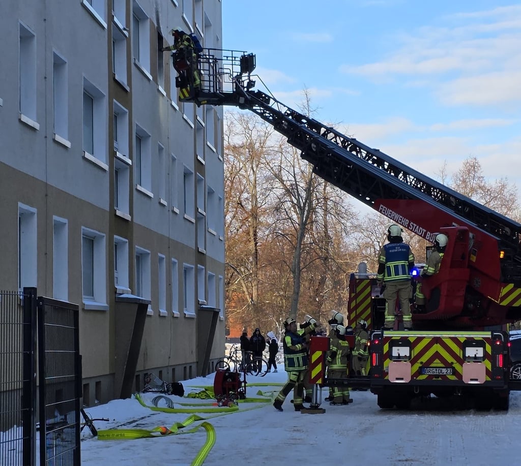 Per Drehleiter rückte die freiwillige Feuerwehr in Burg vor.