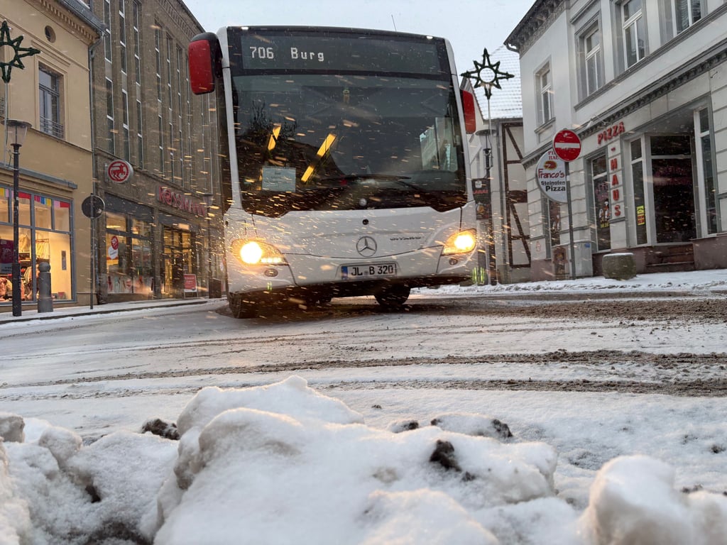 Am Montag, 12. Januar 2026, ist vielerorts im Jerichower Land mit überfrierender Nässe zu rechnen. Die Schülerbeförderung ist nun abgesagt worden. Im Linienverkehr der NJL ist mit Verspätungen und auch Ausfällen von Busfahrten zu rechnen.