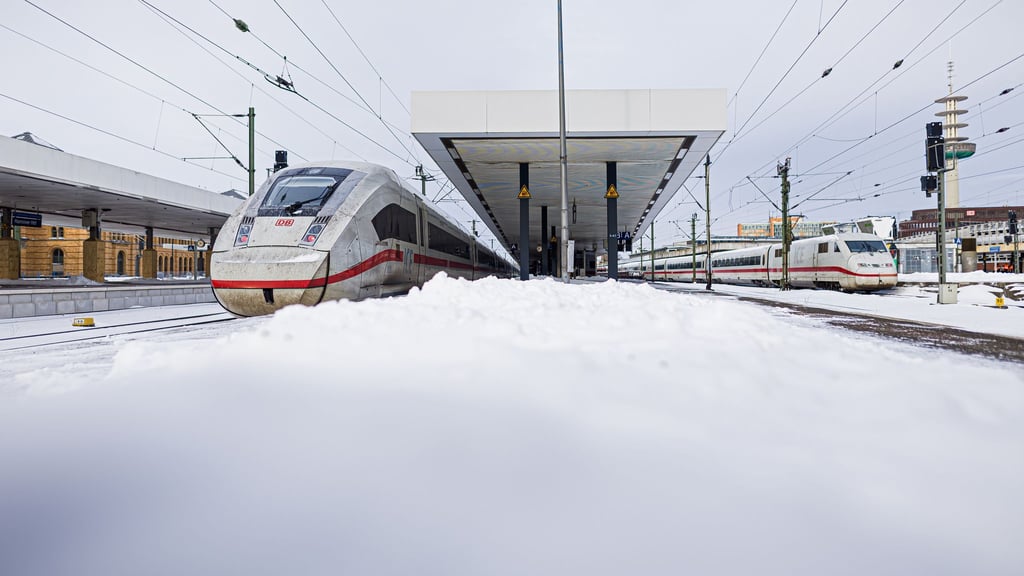 Der Fernverkehr auf den wetterbedingt gesperrten Hauptstrecken soll nun wieder anlaufen.
