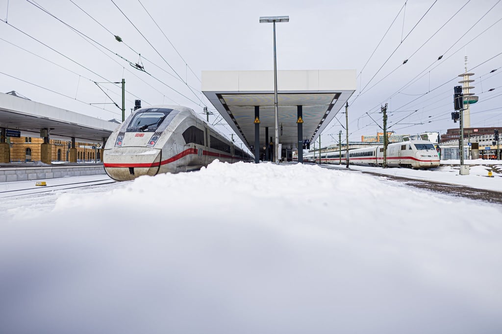 Der Fernverkehr auf den wetterbedingt gesperrten Hauptstrecken soll nun wieder anlaufen.