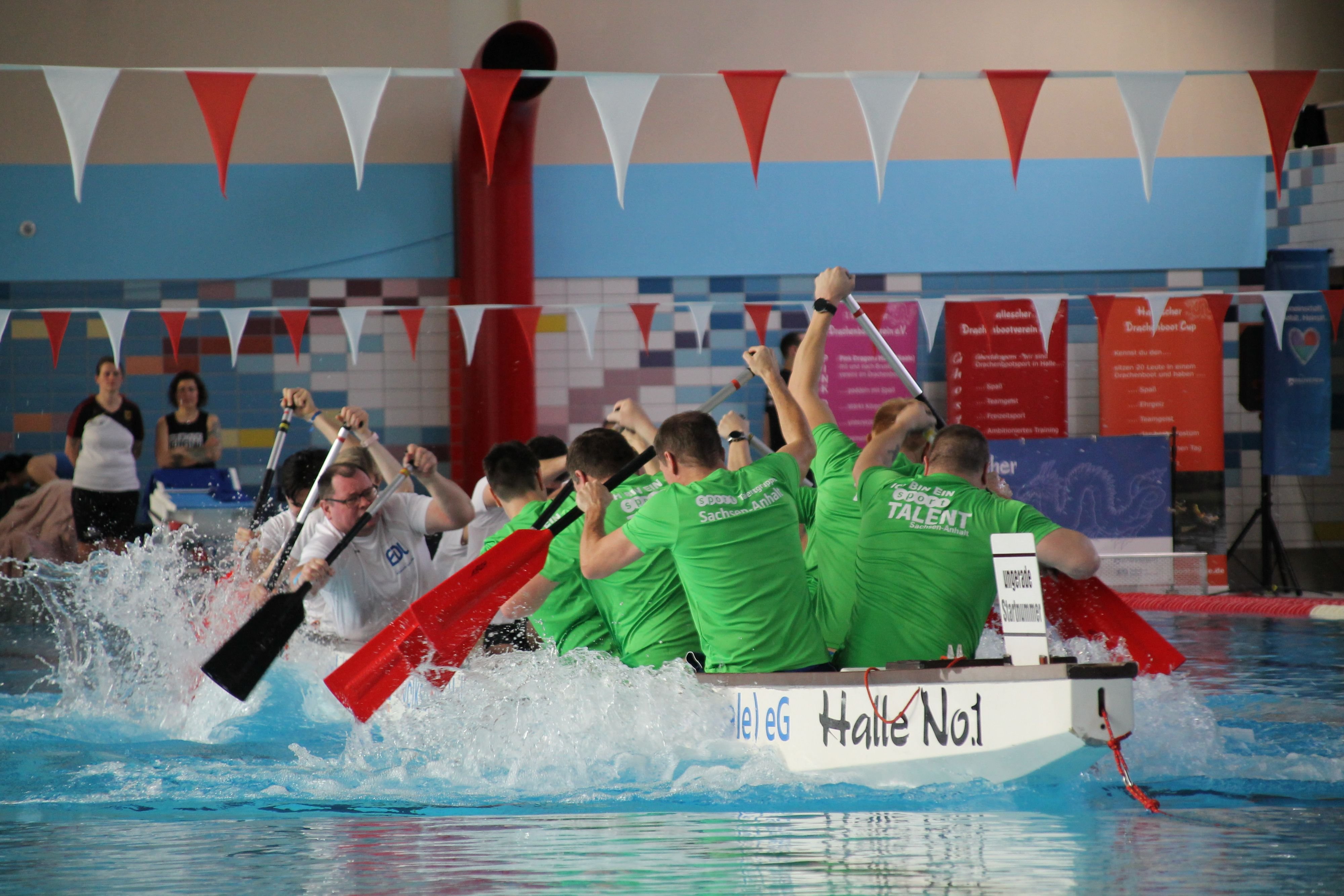 Hallescher Drachenboot Indoorcup: Mit Drachenbooten im Schwimmbecken: Schwimmhalle Neustadt wird zur Wettkampfarena