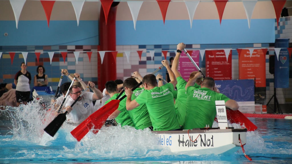 Kräftemessen im selben Boot: Um zu gewinnen, musste das Boot über die Wimpelgrenze bewegt werden.