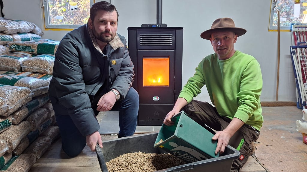 Erst vor kurzem hatte Unternehmer Christoph Lange (l.)  die Heizungsanlage beim Gnadenhof Katzeninsel eingebaut. Doch aufgrund eines Stromausfalls fiel diese aus. Vereinsmitglied Michael Schneider startete sofort einen Aufruf.