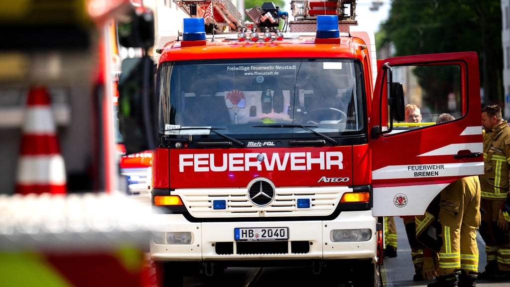 Feuerwehrleute haben drei Kinder und zwei Erwachsene mit einer Kohlenmonoxid-Vergiftung aus einem Haus in Bremerhaven gerettet. (Symbolbild)
