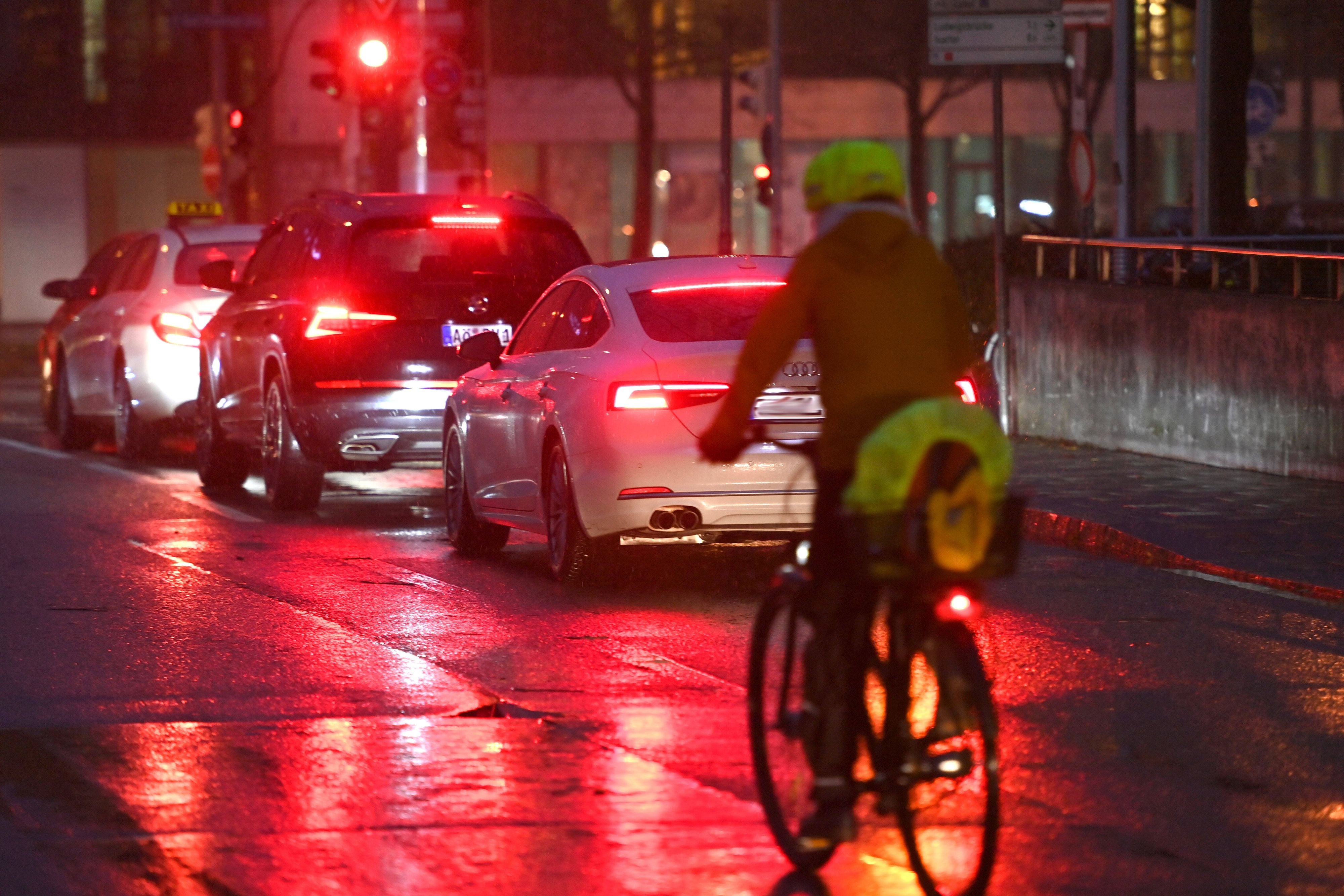 Wenn Dunkelheit zur Gefahr wird: Glätte, schlechte Sicht und dunkle Kleidung erhöhen das Unfallrisiko – Leser aus Altenplathow schlägt Alarm