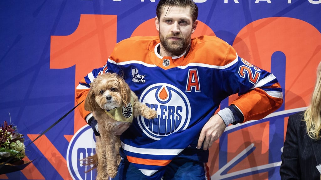 Leon Draisaitl mit seinem Hund Bowie.