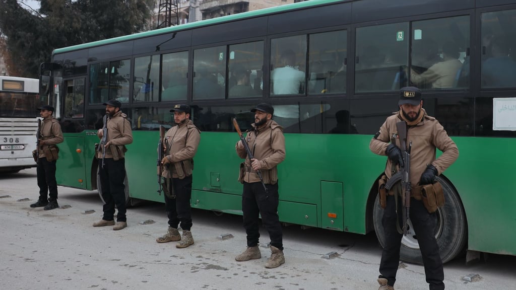 Berichten zufolge haben die letzten kurdischen Kämpfer Aleppo in Bussen verlassen.