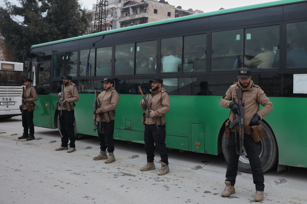 Berichten zufolge haben die letzten kurdischen Kämpfer Aleppo in Bussen verlassen.