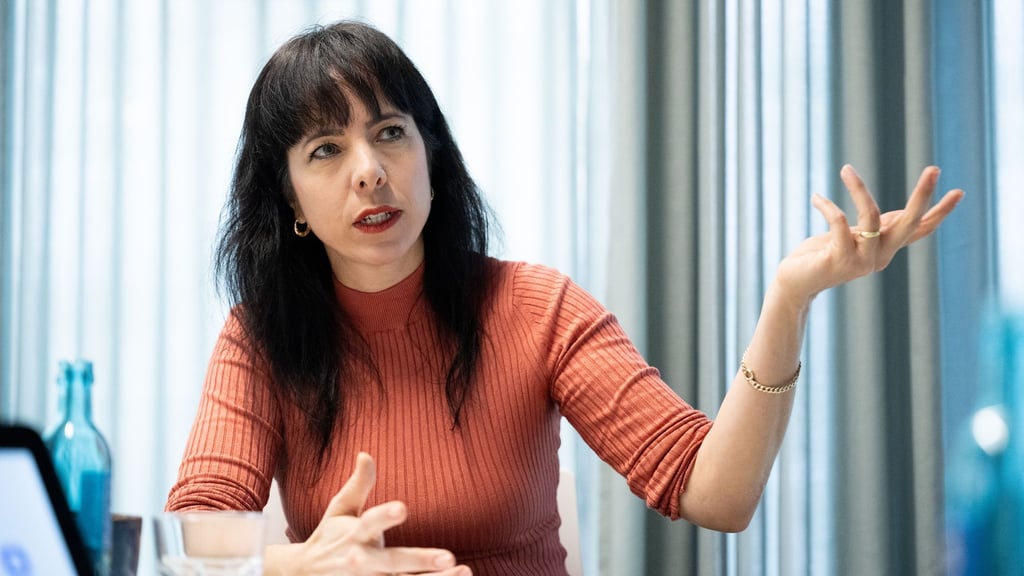 Linke-Spitzenkandidatin Elif Eralp setzt sich für mehr Mitsprachemöglichkeiten von Jugendlichen ein. (Archivbild)