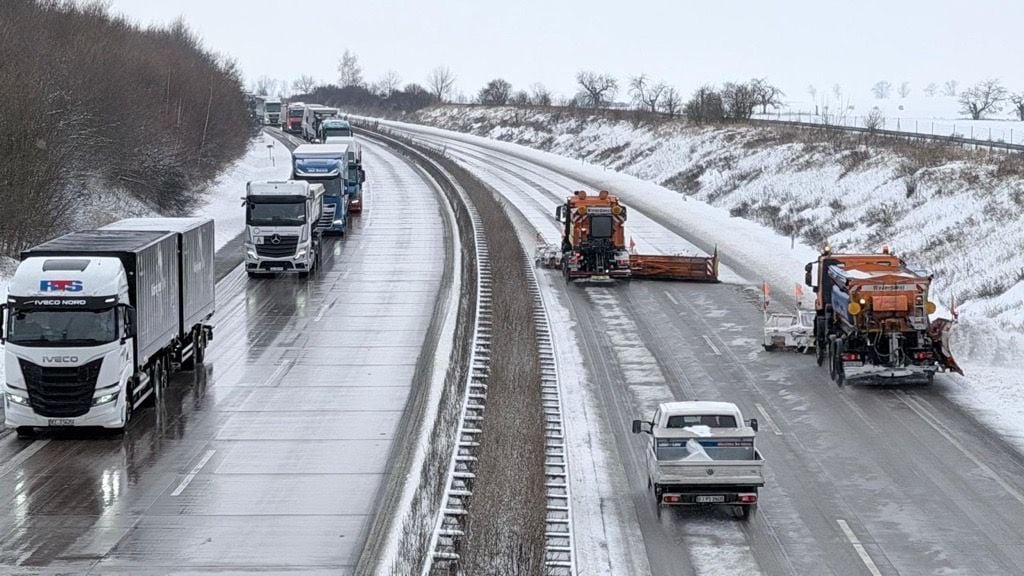 Die A 38 zwischen Rohnetal und Eisleben war bis Samstagmittag voll gesperrt. Schon am Freitag bildete sich dort ein langer Stau.