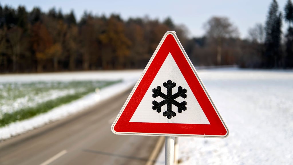 Vorsicht: Am Montag, 12. Januar, soll es laut Deutschem Wetterdienst zu Eisregen und glatten Straßen kommen.