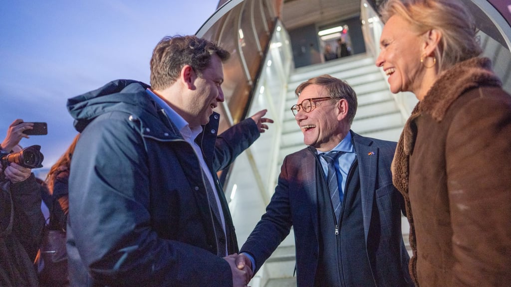 Außenminister Wadephul wurde unten am Flugzeug neben der isländischen Außenministerin Gunnarsdóttir auch von Vizekanzler Lars Klingbeil begrüßt.