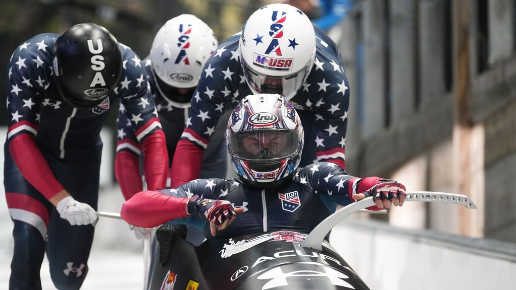 US-Pilot Kristopher Horn (v) verliert beim Start in St. Moritz alle Crewmitglieder und muss allein die Bahn hinunter fahren und den Schlitten bremsen. (Archivbild)