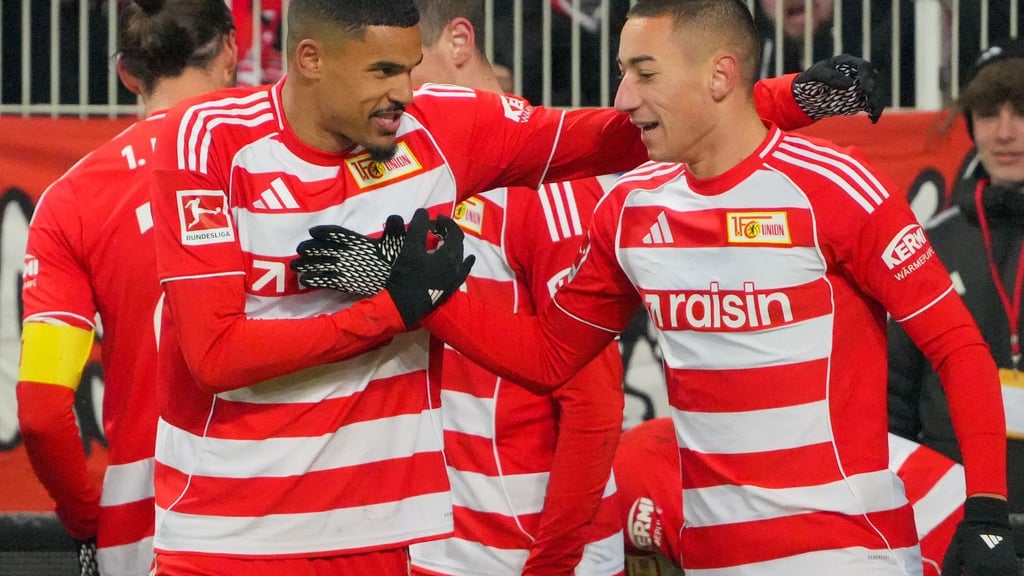 Danilho Doekhi (l) und Marin Ljubicic (1. FC Union Berlin) bejubeln den 2:2-Ausgleichstreffer.