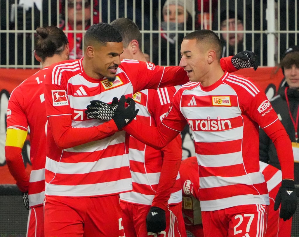 Danilho Doekhi (l) und Marin Ljubicic (1. FC Union Berlin) bejubeln den 2:2-Ausgleichstreffer.