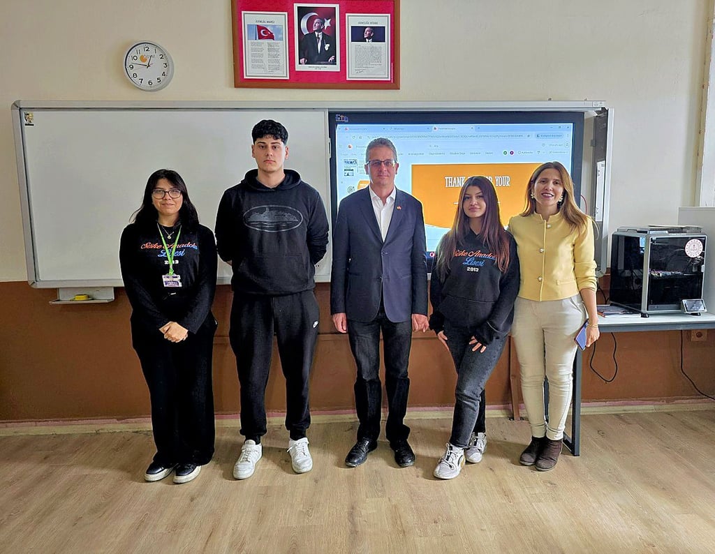 Sultan Efe, Englischlehrerin und Projektverantwortliche  (ganz rechts)mit  Markus Baudisch (Mitte) und Schülern der Schule. 