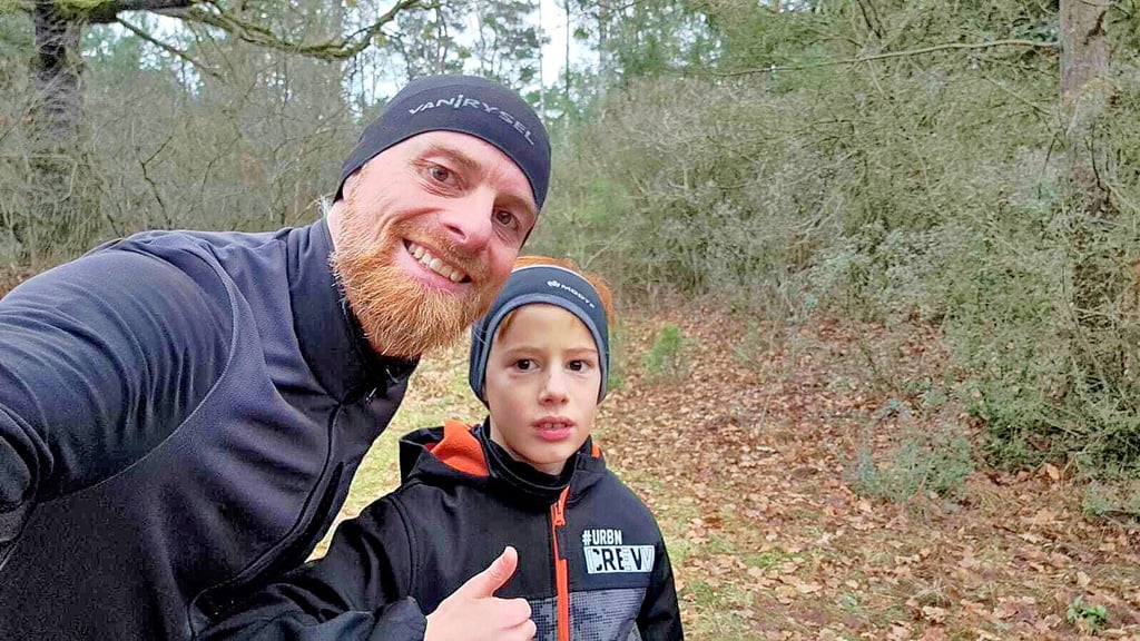 Thomas Rautenberg und sein Sohn sind glücklich nachdem sie den Spendenlauf erfolgreich absolviert haben.