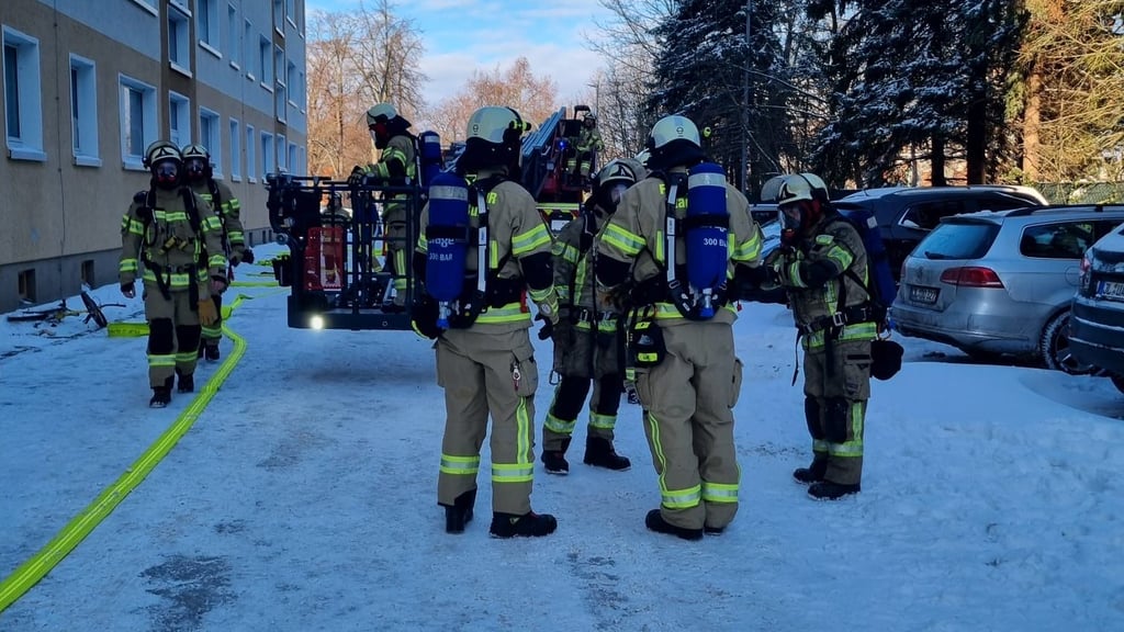 In voller Einsatzstärke ging die Feuerwehr beim Wohnungsbrand in Burg vor.