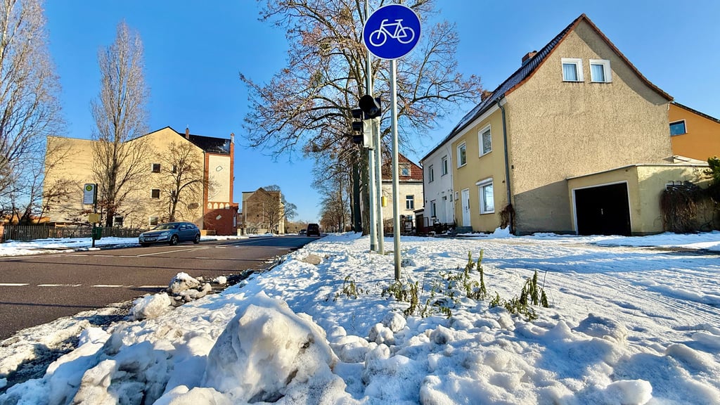 Winter in Dessau-Roßlau: Nicht geräumte Radwege im Stadtgebiet, hier Kühnauer Straße, ärgern viele Radfahrer. Warum die Radwege vom Winterdienst nicht beräumt werden.