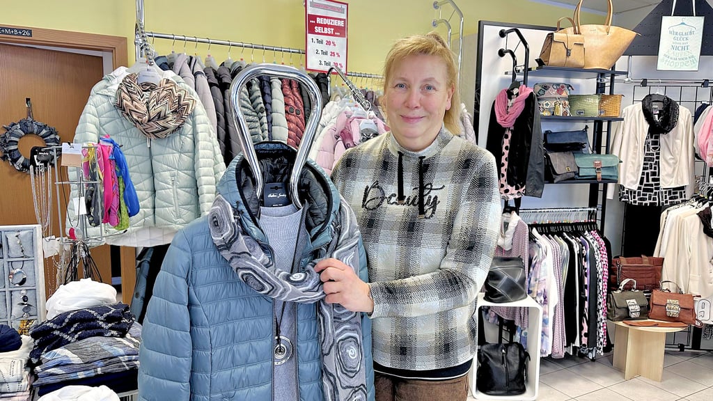 Iris Hanke bietet zur Zeit eine besondere Aktion in ihrem Modegeschäft an.