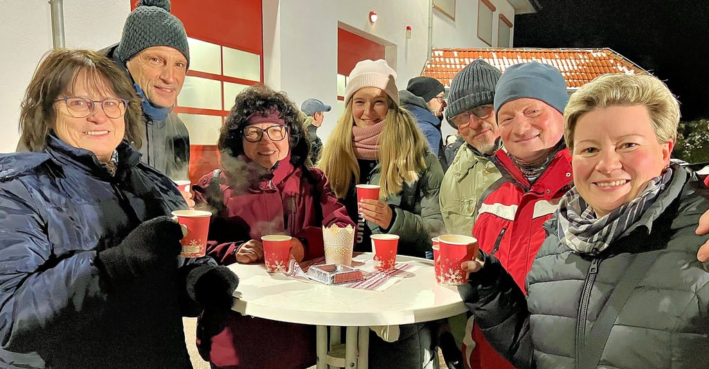 Gabi und Frank Arndt (von links), Heike Blättermann, Anja Block, Bernd Mittelstedt, Thomas Blättermann sowie Katrin Fischer genießen beim Baumverbrennen an der Feuerwehr in Peißen warme Getränke.
