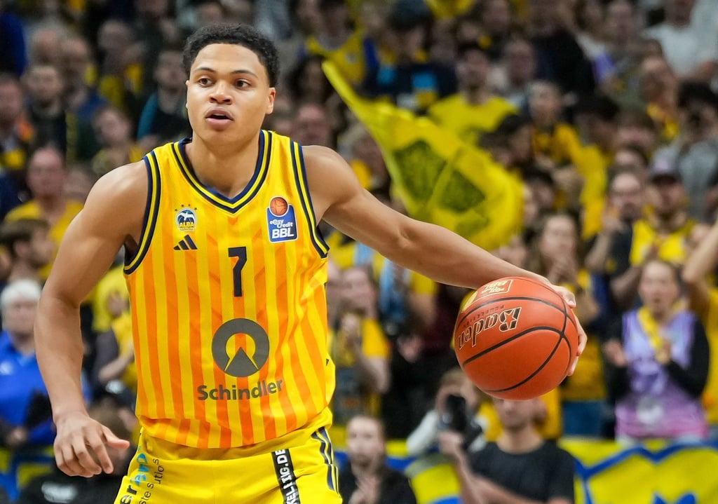 Jack Kayil spielt den Ball für Alba Berlin. (Archivfoto)