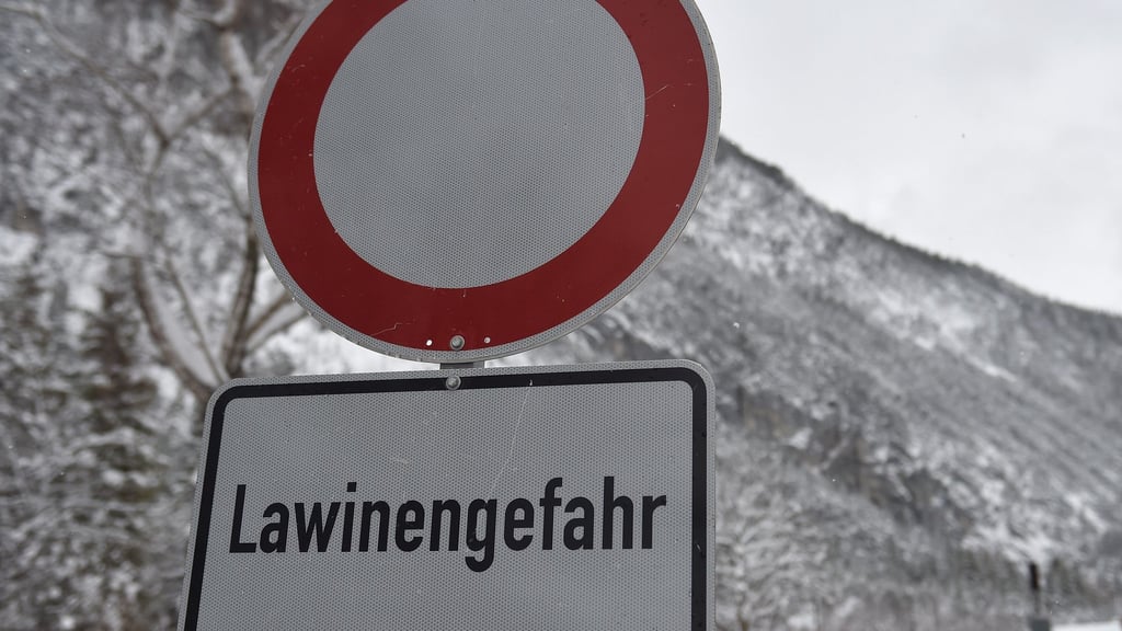 Selbst vergleichsweise geringe Schneemengen stellen eine Lawinengefahr dar. (Symbolbild)