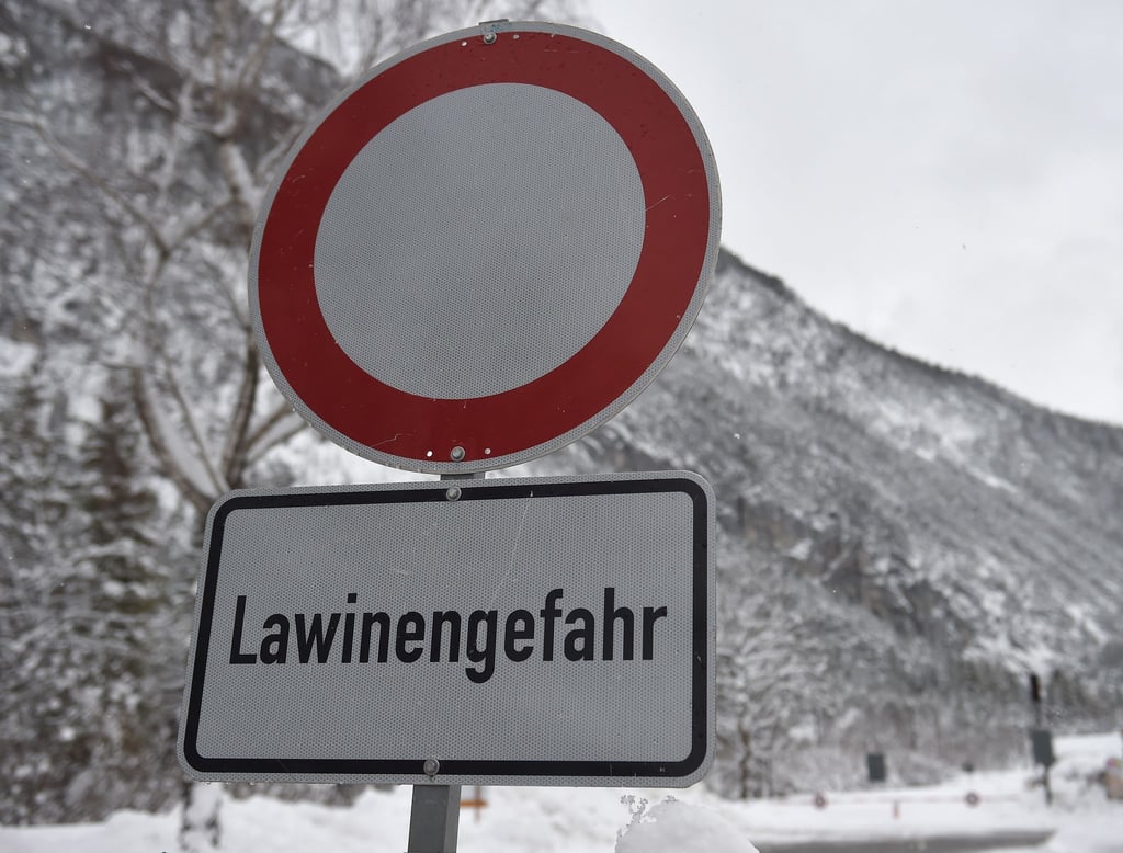 Selbst vergleichsweise geringe Schneemengen stellen eine Lawinengefahr dar. (Symbolbild)