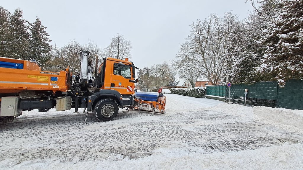 Schnee-Tief Elli hat dem Winterdienst - wie hier in Sangerhausen - jede Menge Arbeit beschert.