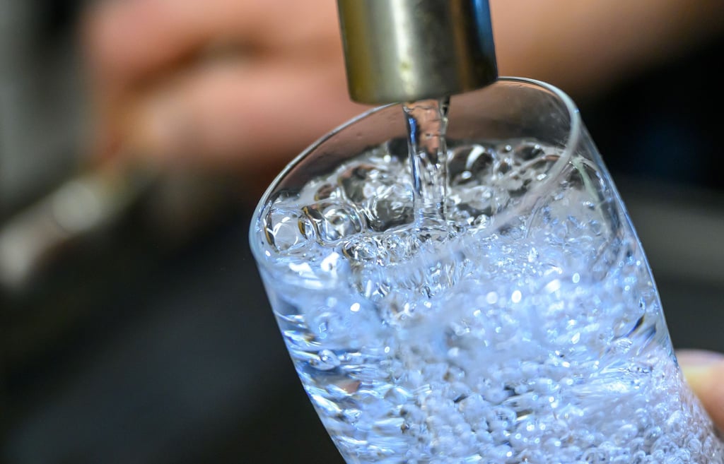 In den frühen Morgenstunden riss die Leitung nach Angaben des Energieversorgers noch weiter auf. (Symbolbild)