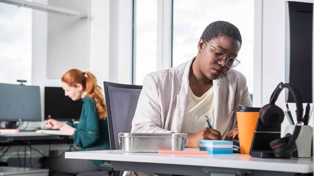 Den Job wechseln oder bleiben? Zwischen gesunder Selbstfürsorge und vorschneller Kündigung liegt oft ein klärendes Gespräch.