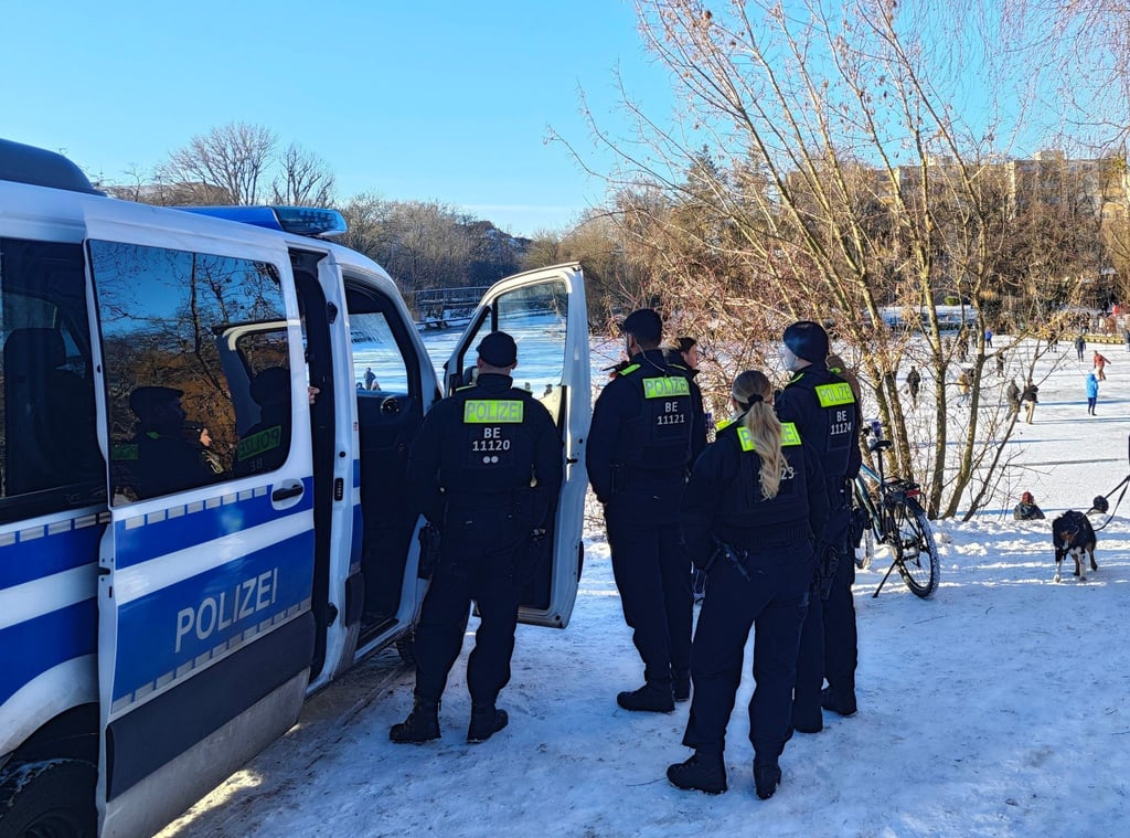 Die Berliner Polizei warnt vor dem Betreten der Eisflächen.